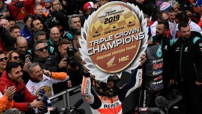 Repsol Honda raih triple crown berkat kemenangan Marc Marquez di MotoGP Valencia. (Foto: PIERRE-PHILIPPE MARCOU / AFP)