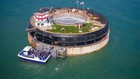 Benteng ini ada sejak abad ke-19, terjepit di antara pantai Inggris dan Isle of Wight. Istimewa/Colliers International/Curbed.