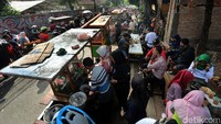 Zona PKL tersebut tampak didominasi oleh pedagang makanan seperti ketoprak hingga sate.