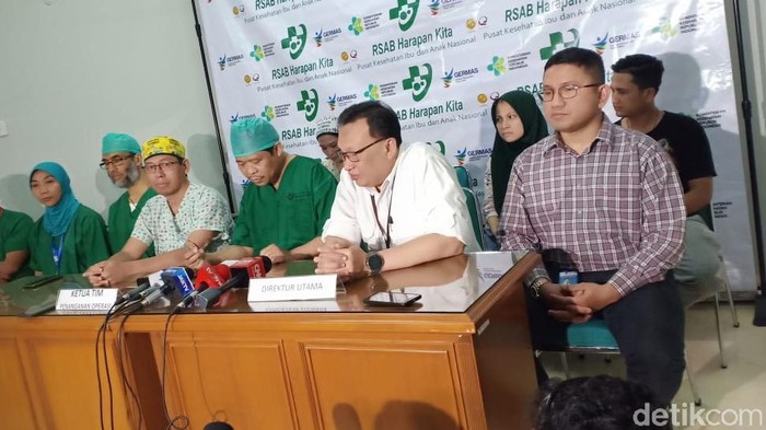 Tim dokter pemisahan kembar siam Ardi-Ardan (Foto: Rosmha/detikHealth) Tim dokter pemisahan kembar siam Ardi-Ardan (Foto: Rosmha/detikHealth)