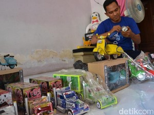 Penjual Cilok Sulap Sampah Kaleng Minuman Jadi Miniatur Kendaraan