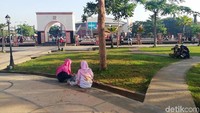 Setiap hari pasangan muda-mudi, suami-istri hingga anak-anak datang ke tempat ini.