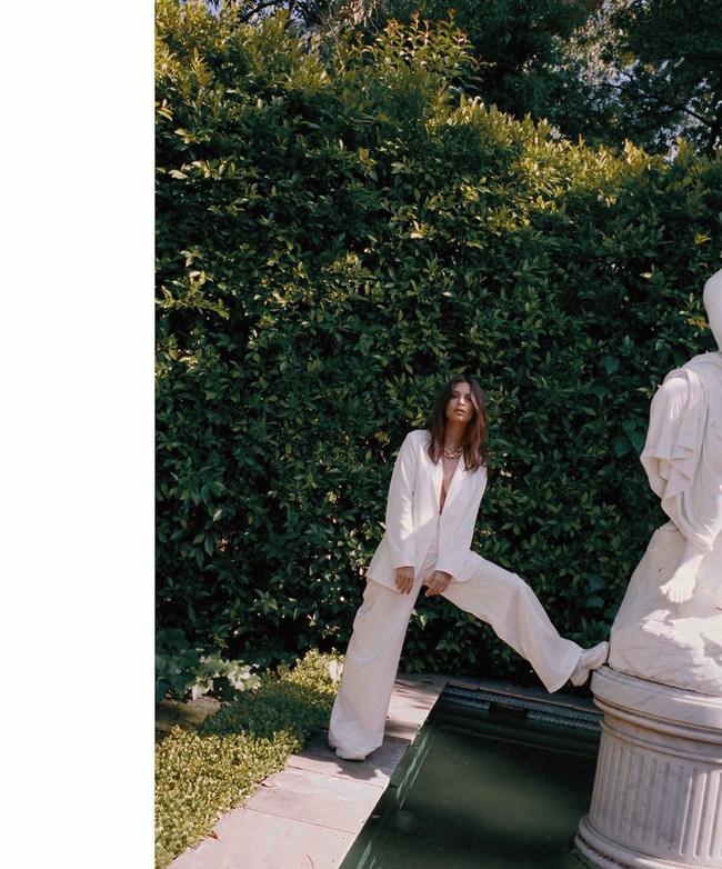 Sebelum mempromosikan koleksi blazer dari labelnya, model 28 tahun itu memang kerap tampil memakai blazer tanpa pakaian dalam.  Foto: dok. Instagram