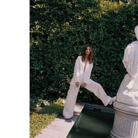 Sebelum mempromosikan koleksi blazer dari labelnya, model 28 tahun itu memang kerap tampil memakai blazer tanpa pakaian dalam.  Foto: dok. Instagram