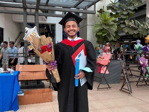 Video Viral Momen Manis Ayah Coba Pakai Baju Wisuda dan Toga Anaknya