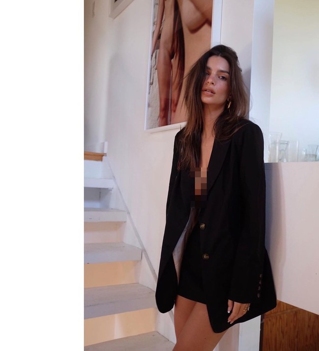 Model Emily Ratajkowski belakangan kerap tampil menggunakan blazer tanpa mengenakan kaus maupun bra. Tren fashion ini jadi kontroversi.  Foto: dok. Instagram