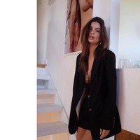 Model Emily Ratajkowski belakangan kerap tampil menggunakan blazer tanpa mengenakan kaus maupun bra. Tren fashion ini jadi kontroversi.  Foto: dok. Instagram
