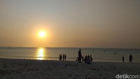 Menikmati matahari terbenam di Tanjung Lesung.
