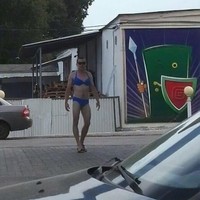 Saat memberi pengumuman, mereka tidak menyangka kalau promosi ini justru menarik minat pengunjung pria. Secara tak terduga puluhan pria berbondong-bondong datang berpakaian seksi. Foto: Dok. Bored Panda