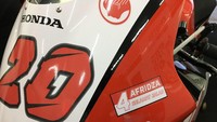 Menggunakan nomor 20, ia menyematkan stiker penghormatan Afridza terpat di fairing motornya. Foto: Twitter