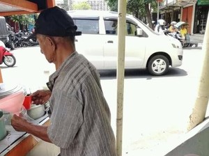 Kakek 80 Tahun Ini Jualan Susu Kedelai Meski Sakit Stroke