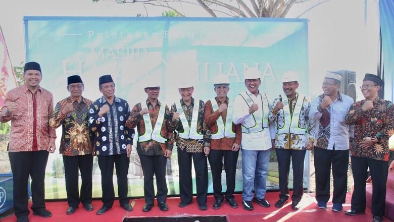 Ketua MPR Letakkan Batu Pertama Masjid Hajah Yuliana Mualimin Yogya Ketua MPR Letakkan Batu Pertama Masjid Hajah Yuliana Mualimin Yogya