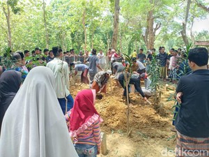 2 Pekerja Double Track Bogor-Sukabumi yang Tewas Dimakamkan di Grobogan