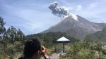 Meletus, Begini Penampakan Semburan Abu Vulkanik Merapi