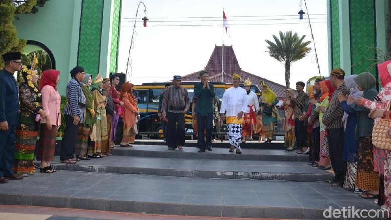 Pelajar di Magetan Wajib Pakai Baju Adat Tiap Tanggal 17 Pelajar di Magetan Wajib Pakai Baju Adat Tiap Tanggal 17
