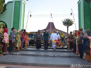 Pelajar di Magetan Wajib Pakai Baju Adat Tiap Tanggal 17