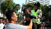 Beberapa anak menangis saat diajak menaiki kuda. 