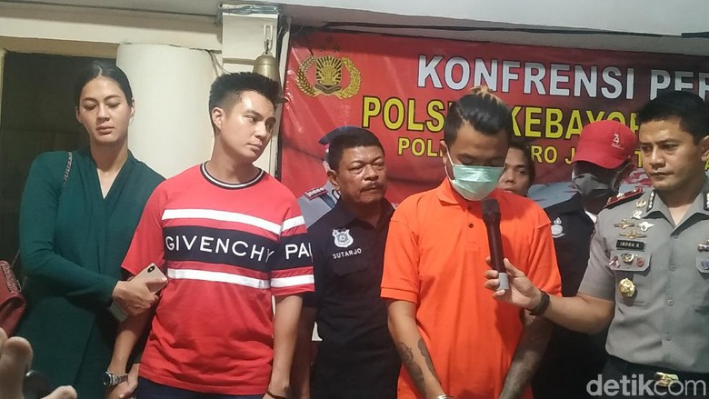 Menangis, Mantan Karyawan Minta Maaf Curi Motor Baim Wong Menangis, Mantan Karyawan Minta Maaf Curi Motor Baim Wong