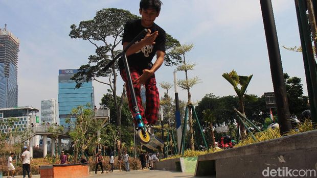 Aksi akrobatik freestyler di atas skuter.