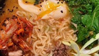 Yummy! Racikan komplet ramyun dengan daging, telur, sayur dan kimchi. Enak dan nutrisinya komplet. Foto : Instagram @jenniewalden