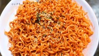 Super sederhana, ramyun pedas dengan tabyran biji wijen putih dan hitam. Rasa pedas gurihnya bakal bikin puas. Foto : Instagram @lfe_places_food