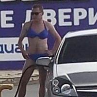 Olvi bisa dibilang kecolongan, karena mereka tidak menyebutkan secara spesifik tentang gender. Maka terjadilah pemandangan unik yang tak bisa dilihat setiap hari ini. Foto: Dok. Bored Panda