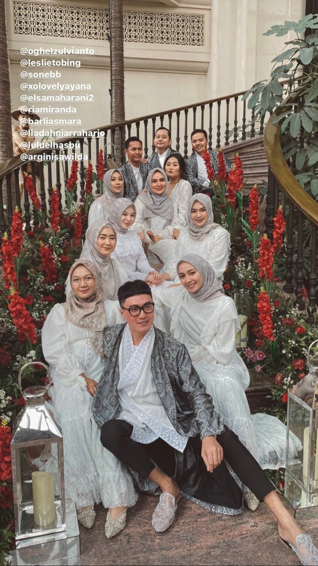 Para influencer cantik tersebut tampil cantik dalam balutan gaun serba putih dengan hijab abu-abu. Gaun bridesmaid para hijabers tersebut dirancang oleh Barli Asmara.  Foto: dok. Instagram @megaiskanti
