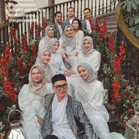 Para influencer cantik tersebut tampil cantik dalam balutan gaun serba putih dengan hijab abu-abu. Gaun bridesmaid para hijabers tersebut dirancang oleh Barli Asmara.  Foto: dok. Instagram @megaiskanti