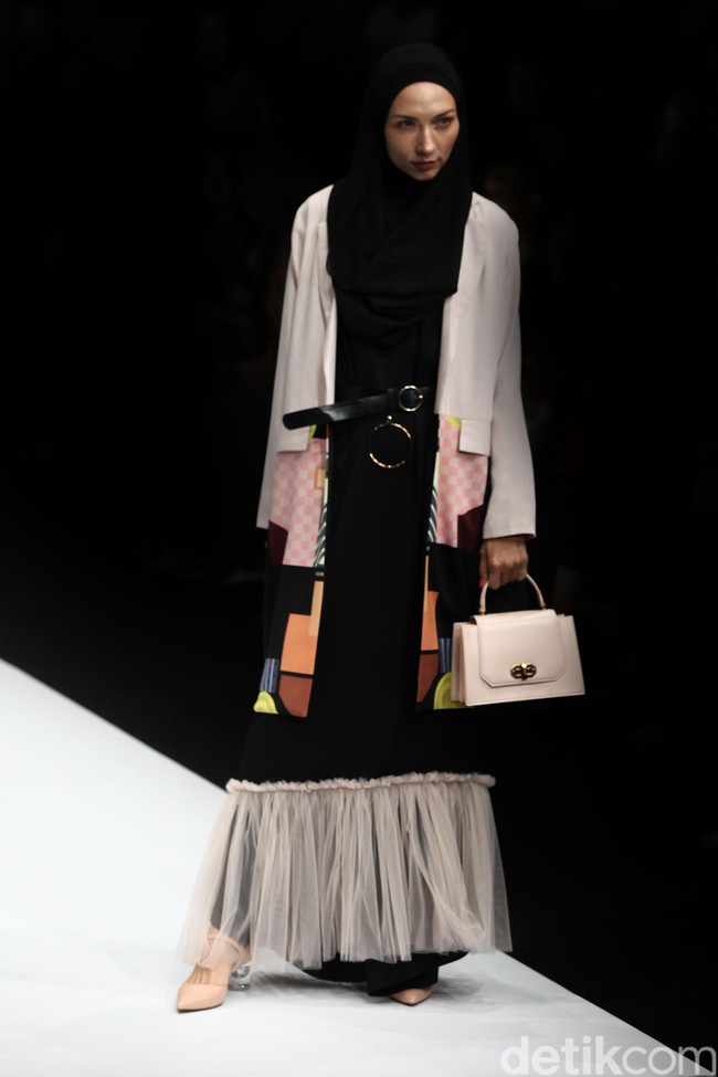 Zaskia Sungkar menampilkan koleksi busana street style dalam fashion show bertema The Front Row di Jakarta Fashion Week 2020, Senayan City, Jakarta. Sabtu [26/10/2019]. Foto: Rifkianto Nugroho/detikcom