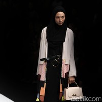 Zaskia Sungkar menampilkan koleksi busana street style dalam fashion show bertema The Front Row di Jakarta Fashion Week 2020, Senayan City, Jakarta. Sabtu [26/10/2019]. Foto: Rifkianto Nugroho/detikcom