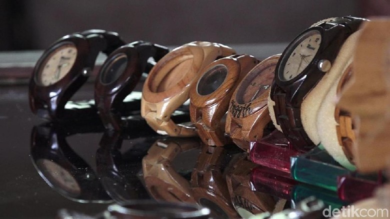 Pria di Banyuwangi Sulap Limbah Kayu Jadi Jam Tangan Rp 450 Ribu Pria di Banyuwangi Sulap Limbah Kayu Jadi Jam Tangan Rp 450 Ribu