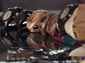 Pria di Banyuwangi Sulap Limbah Kayu Jadi Jam Tangan Rp 450 Ribu