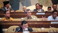 Anggota Komisi II DPR Johan Budi mempertanyakan banyaknnya calo-calo perkara di KemenPAN-RB.