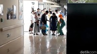 Beberapa saat sebelumnya, terlihat ibu negara Iriana Jokowi tiba di RS PKU. Dia datang bersama Kahiyang Ayu, Bobby Nasution dan anak mereka, Sedah Mirah Nasution. Dari jauh tampak Selvi duduk di kursi dorong ditemani suaminya, Gibran Rakabuming Raka.