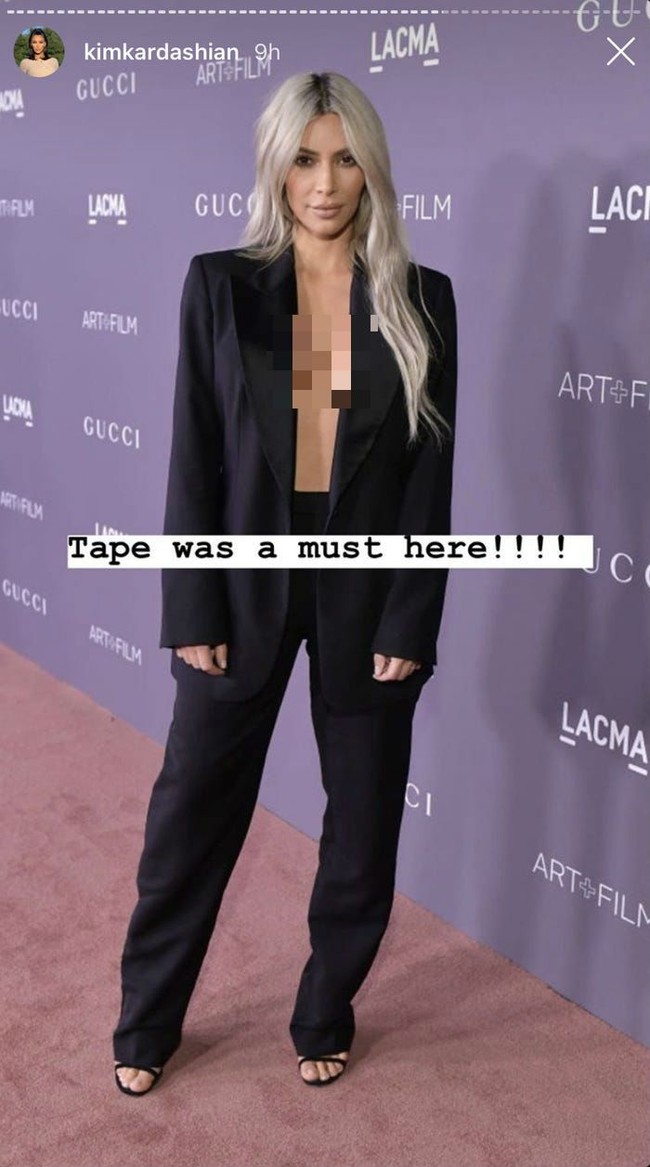 Dan tentu saja rahasia di balik penampilannya tersebut memakai produk terbaru dari SKIMS yaitu sebuah body tape atau plester payudara. Menurut Kim karena plester itulah dia bisa tampil nyaman dan percaya diri tanpa takut dadanya terekspos. Plester ini diklaimnya cocok digunakan ketika memakai busana yang berisiko. Foto: Dok. Instagram Kim Kardashian