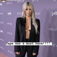 Dan tentu saja rahasia di balik penampilannya tersebut memakai produk terbaru dari SKIMS yaitu sebuah body tape atau plester payudara. Menurut Kim karena plester itulah dia bisa tampil nyaman dan percaya diri tanpa takut dadanya terekspos. Plester ini diklaimnya cocok digunakan ketika memakai busana yang berisiko. Foto: Dok. Instagram Kim Kardashian