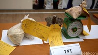 Polisi juga menyita barang bukti berupa 700 kilogram lebih potasium dan 300 batang detonator untuk dijadikan bom ikan. Barang tersebut dipasok dari luar negeri agar tak mudah diawasi.