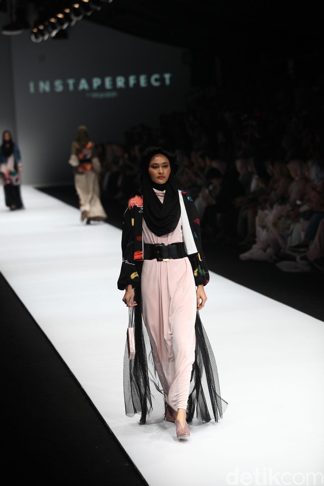 Zaskia Sungkar menampilkan koleksi busana street style dalam fashion show bertema The Front Row di Jakarta Fashion Week 2020, Senayan City, Jakarta. Sabtu [26/10/2019]. Foto: Rifkianto Nugroho/detikcom