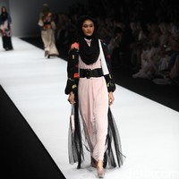 Zaskia Sungkar menampilkan koleksi busana street style dalam fashion show bertema The Front Row di Jakarta Fashion Week 2020, Senayan City, Jakarta. Sabtu [26/10/2019]. Foto: Rifkianto Nugroho/detikcom