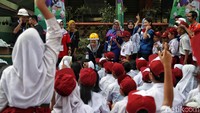 Untuk mencairkan suasana, kegiatan tersebut juga diramaikan dengan berbagai permainan kuis tebak-tebakan.