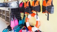 Selain melihat keindahan pulau, wisatawan juga bisa snorkeling atau kayak. Kalau tidak bawa peralatan dari rumah, bisa sewa perlengkapannya di sini. (Airbnb)