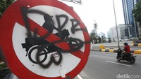 Rambu larangan motor untuk melintas pun dicoret-coret.