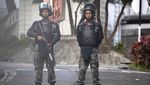 Polisi dan Demonstran Saling Serang di Kampus Hong Kong Polisi dan Demonstran Saling Serang di Kampus Hong Kong