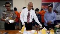 Selain tersangka yang ditangkap Satgas Destructive Fishing, 10 tersangka lainnya dibekuk di wilayah Sulawesi Selatan. Sebanyak 9 orang distributor bom ikan ditangkap jajaran Polres Pangkek dan 1 orang ditangkap jajaran Polres Parepare.