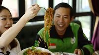 Kocak! Driver Ojol Ini Terbayang Rujak Gombret Saat Cicip Som Tum Thailand