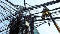 Penertiban kabel tersebut dilakukan karena kabel-kabel semrawut tersebut mengganggu estetika di kawasan tersebut.