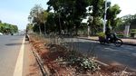 Taman Pembatas Jalan Jatinegara Barat Bagai Tak Terawat