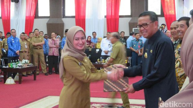  Gubernur Sulawesi Selatan (Sulsel) Nurdin Abdullah menyerahkan secara simbolik Daftar Isian Pelaksanaan Anggaran (DIPA) Tahun Anggaran 2020 kepada pemerintah daerah kabupaten/kota.
