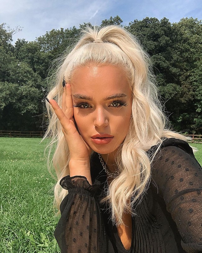 Ebony mengaku sudah berusaha keras untuk mengecilkan pinggulnya. Namun ia tetap kesulitan, mungkin karena gen.  Foto: dok. Instagram @ebymaude