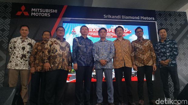 Manajemen Mitsubishi Indonesia berpose di diler baru Mitsubishi Lenteng Agung